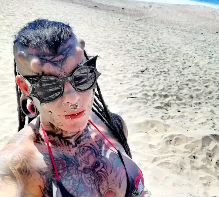 Ova vampirica mnogima ledi krv u žilama: Evo kako je izgledala prije, bila je nevjerojatno slatka