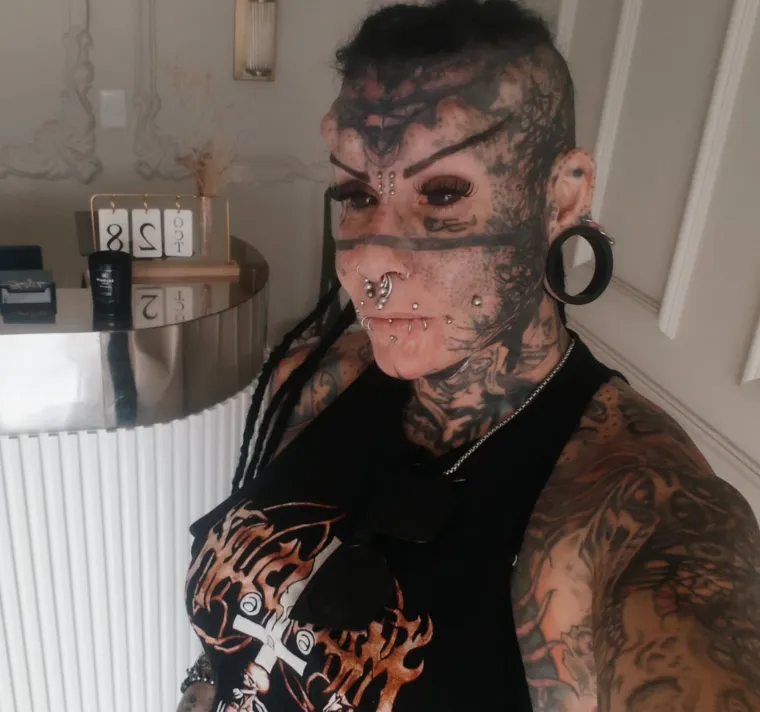 Ova vampirica mnogima ledi krv u žilama: Evo kako je izgledala prije, bila je nevjerojatno slatka