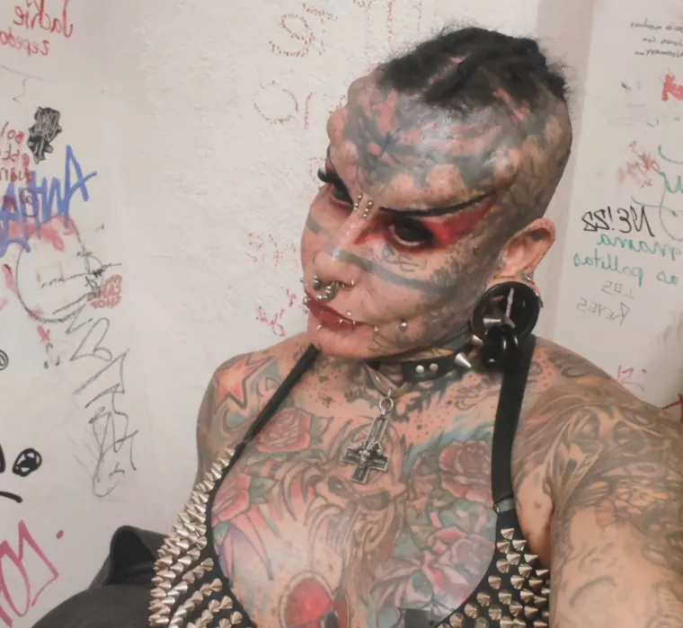 Ova vampirica mnogima ledi krv u žilama: Evo kako je izgledala prije, bila je nevjerojatno slatka