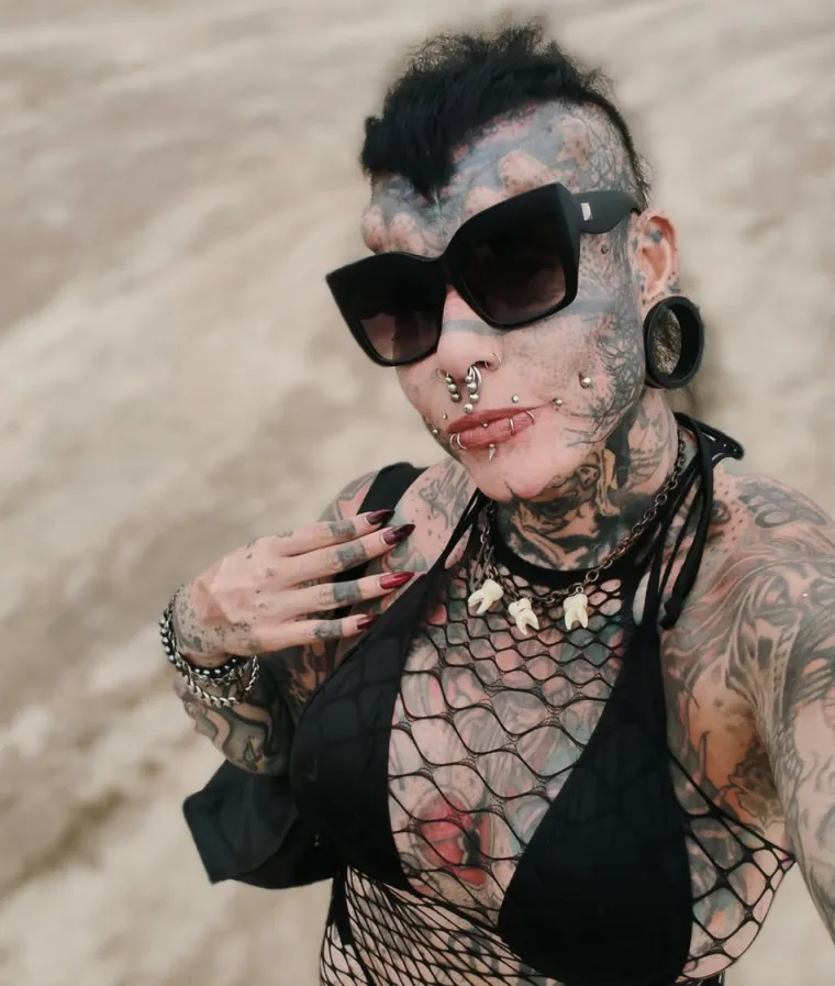 Ova vampirica mnogima ledi krv u žilama: Evo kako je izgledala prije, bila je nevjerojatno slatka