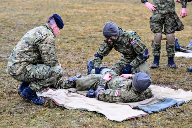 Zamaskirani, do zuba naoružani i stopljeni s prirodom: Ovako izgledaju hrvatski kadeti u akciji