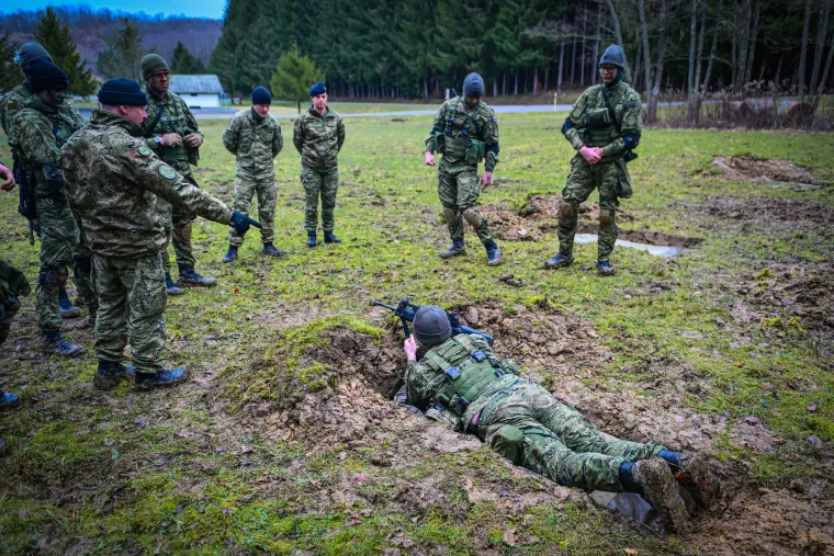 Zamaskirani, do zuba naoružani i stopljeni s prirodom: Ovako izgledaju hrvatski kadeti u akciji