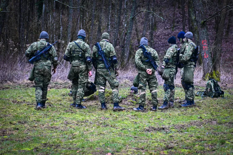 Zamaskirani, do zuba naoružani i stopljeni s prirodom: Ovako izgledaju hrvatski kadeti u akciji