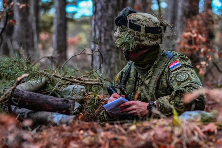Zamaskirani, do zuba naoružani i stopljeni s prirodom: Ovako izgledaju hrvatski kadeti u akciji