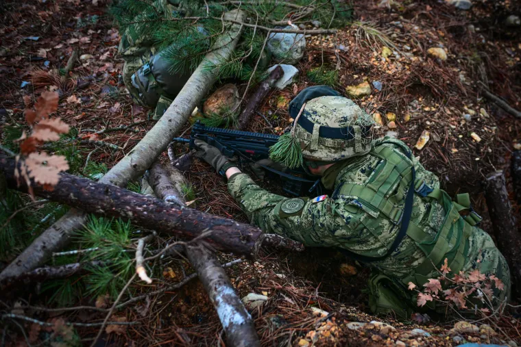 Zamaskirani, do zuba naoružani i stopljeni s prirodom: Ovako izgledaju hrvatski kadeti u akciji