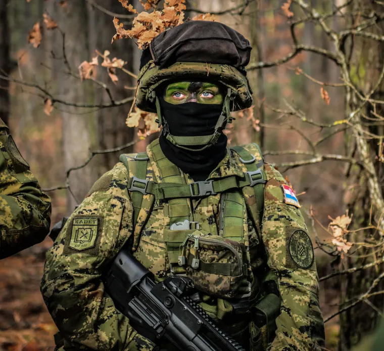Zamaskirani, do zuba naoružani i stopljeni s prirodom: Ovako izgledaju hrvatski kadeti u akciji