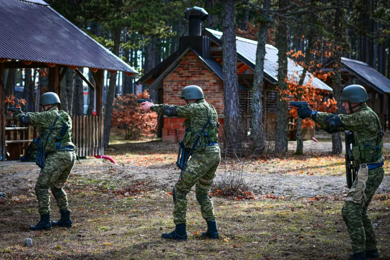 Zamaskirani, do zuba naoružani i stopljeni s prirodom: Ovako izgledaju hrvatski kadeti u akciji
