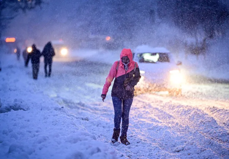 Snijeg paralizirao cijelu zemlju: 200.000 kućanstava ostalo bez struje, promet u totalnom kaosu