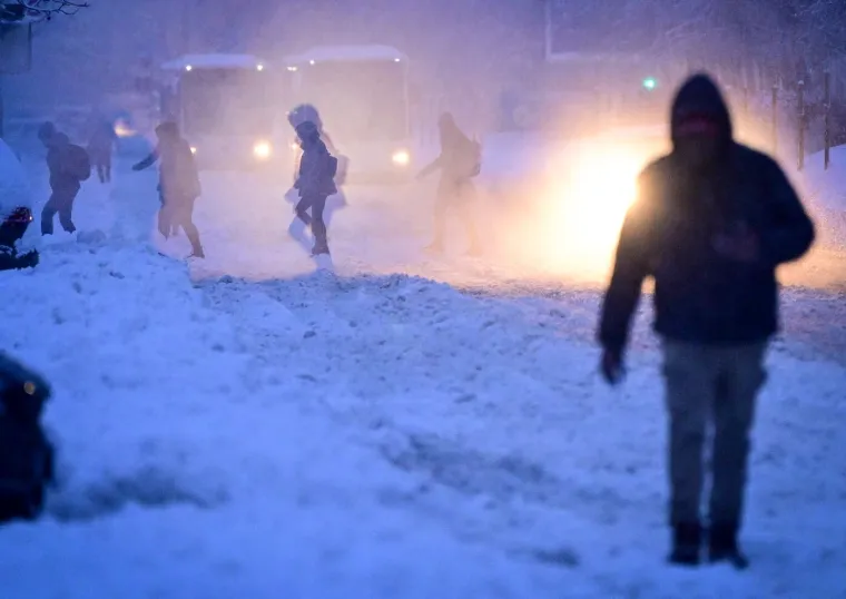Snijeg paralizirao cijelu zemlju: 200.000 kućanstava ostalo bez struje, promet u totalnom kaosu