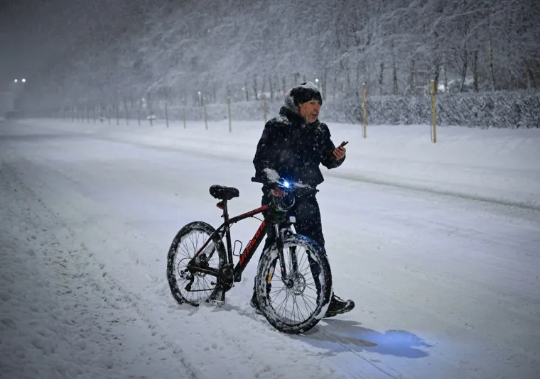 Snijeg paralizirao cijelu zemlju: 200.000 kućanstava ostalo bez struje, promet u totalnom kaosu