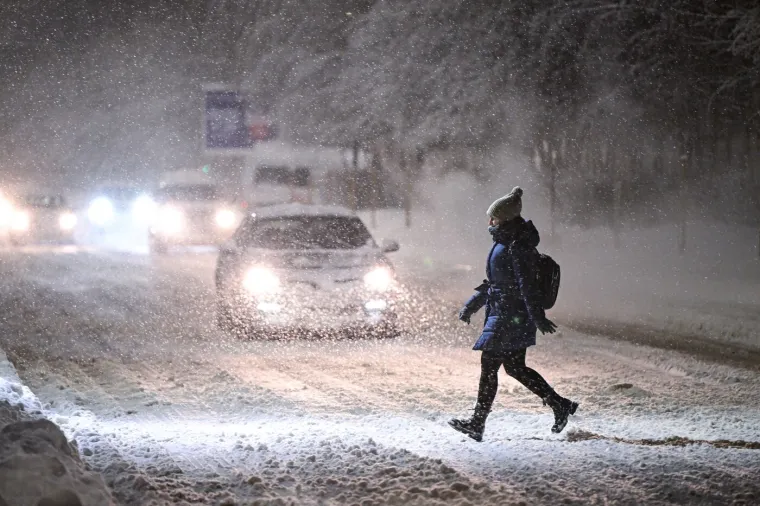 Snijeg paralizirao cijelu zemlju: 200.000 kućanstava ostalo bez struje, promet u totalnom kaosu