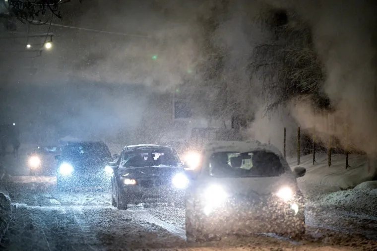 Snijeg paralizirao cijelu zemlju: 200.000 kućanstava ostalo bez struje, promet u totalnom kaosu