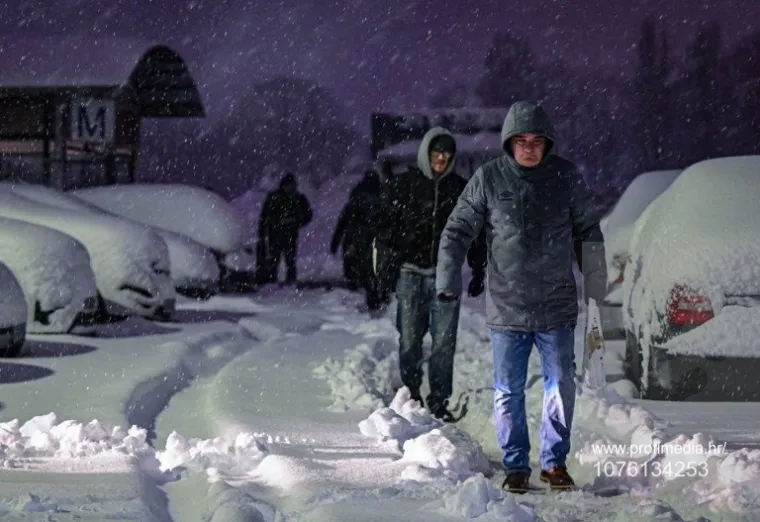 Snijeg paralizirao cijelu zemlju: 200.000 kućanstava ostalo bez struje, promet u totalnom kaosu