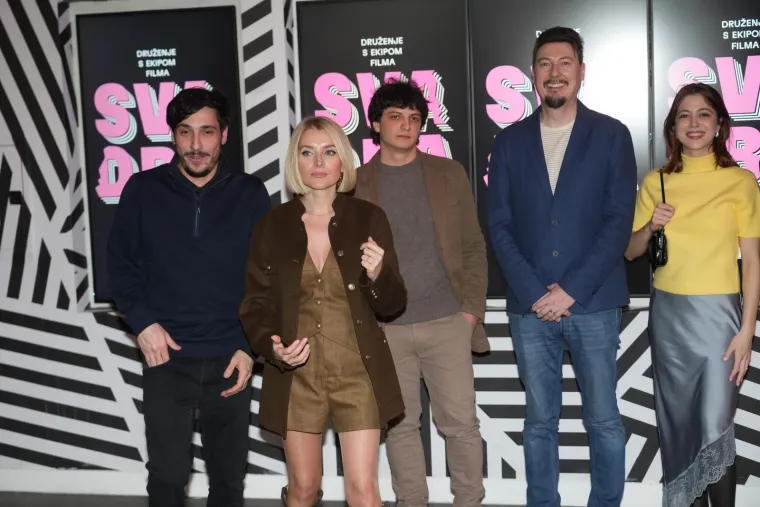 Zvijezde filma 'Svadba' uživale u Beogradu: Pozornost plijenila lijepa Anđelka