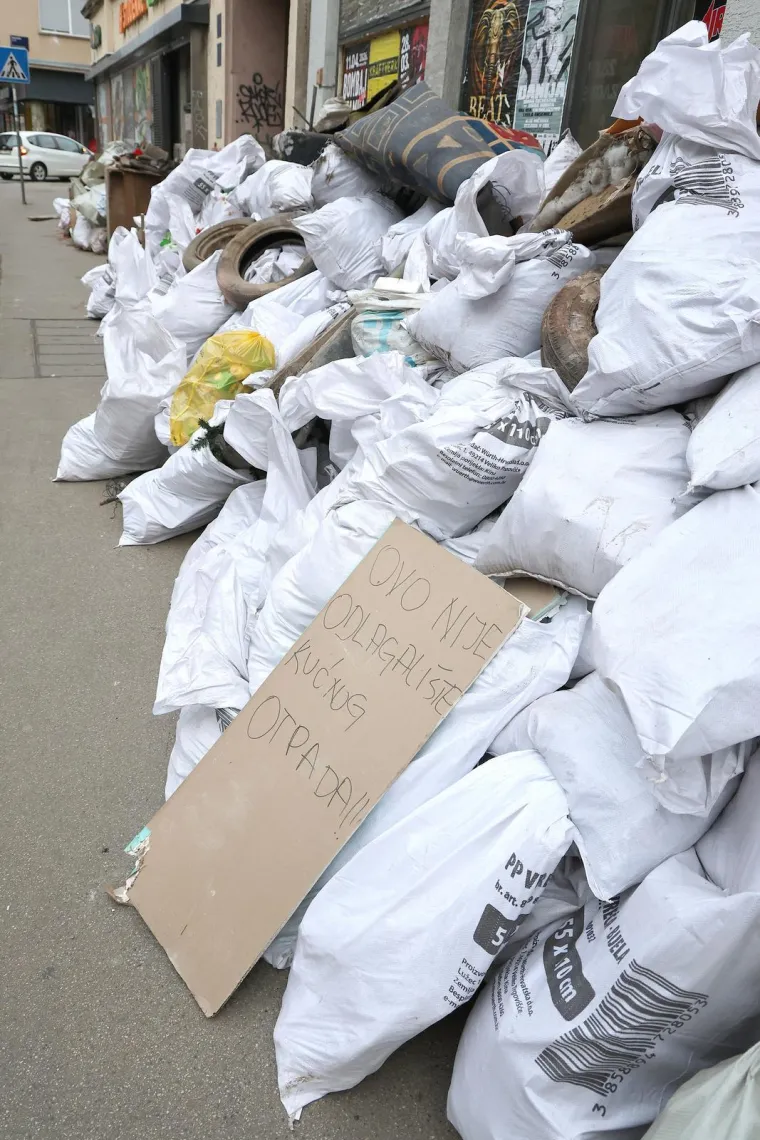 Odvratni prizori iz samog centra Zagreba! Glomazni otpad naljutio stanare: 'Ovo nije odlagali&scaron;te'