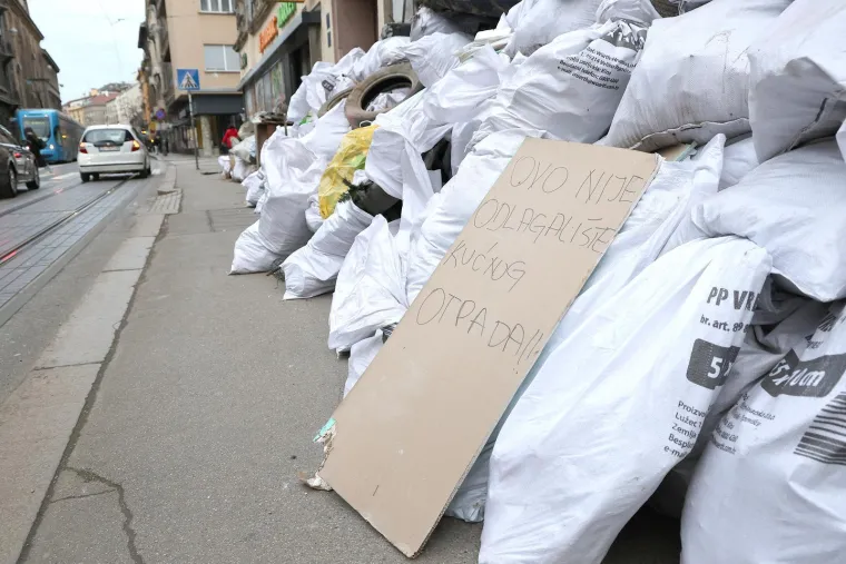 Odvratni prizori iz samog centra Zagreba! Glomazni otpad naljutio stanare: 'Ovo nije odlagali&scaron;te'