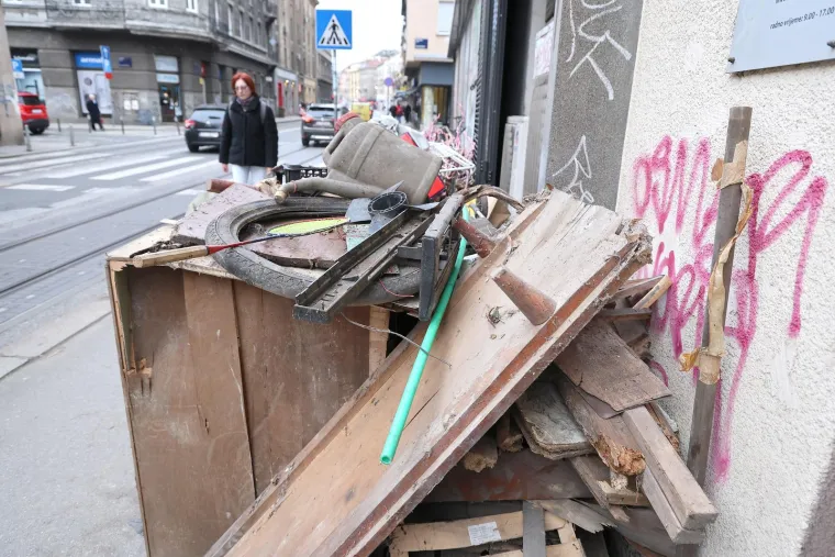 Odvratni prizori iz samog centra Zagreba! Glomazni otpad naljutio stanare: 'Ovo nije odlagali&scaron;te'