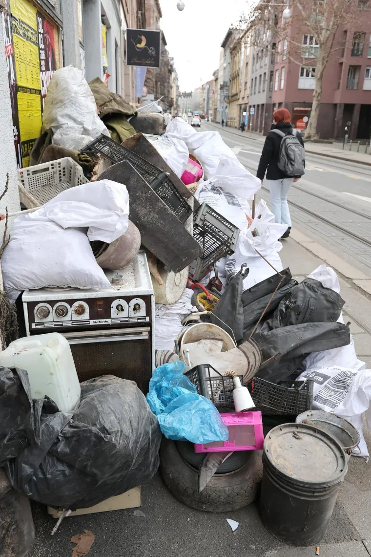 Odvratni prizori iz samog centra Zagreba! Glomazni otpad naljutio stanare: 'Ovo nije odlagali&scaron;te'