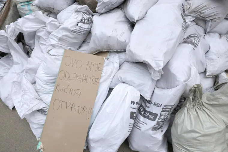 Odvratni prizori iz samog centra Zagreba! Glomazni otpad naljutio stanare: 'Ovo nije odlagali&scaron;te'