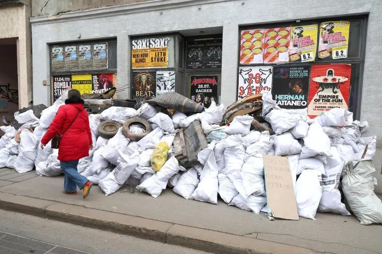 Odvratni prizori iz samog centra Zagreba! Glomazni otpad naljutio stanare: 'Ovo nije odlagali&scaron;te'