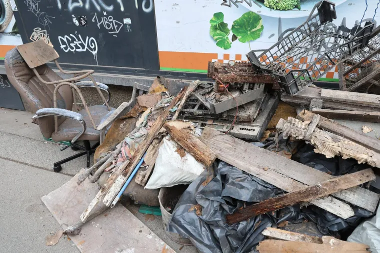 Odvratni prizori iz samog centra Zagreba! Glomazni otpad naljutio stanare: 'Ovo nije odlagali&scaron;te'