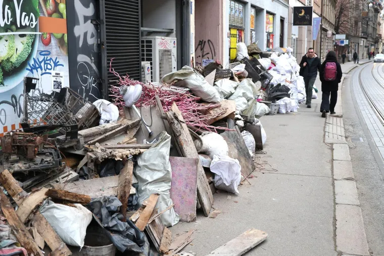 Odvratni prizori iz samog centra Zagreba! Glomazni otpad naljutio stanare: 'Ovo nije odlagali&scaron;te'
