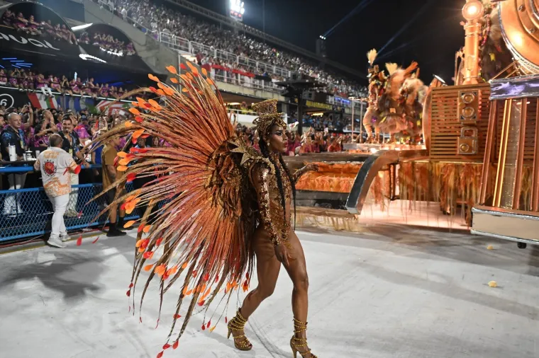 Samo za 'najhrabije'! &Scaron;areno perje prekrilo je sve osim zanosnih oblina najljep&scaron;ih Brazilki