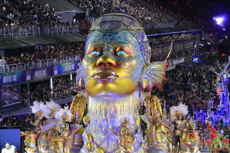 Samo za 'najhrabije'! &Scaron;areno perje prekrilo je sve osim zanosnih oblina najljep&scaron;ih Brazilki