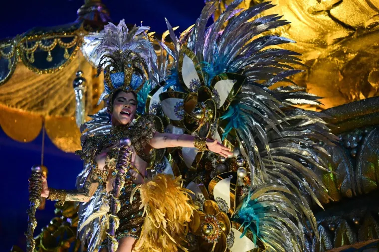 Samo za 'najhrabije'! &Scaron;areno perje prekrilo je sve osim zanosnih oblina najljep&scaron;ih Brazilki