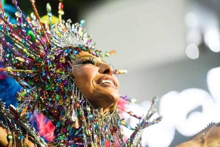 Samo za 'najhrabije'! &Scaron;areno perje prekrilo je sve osim zanosnih oblina najljep&scaron;ih Brazilki