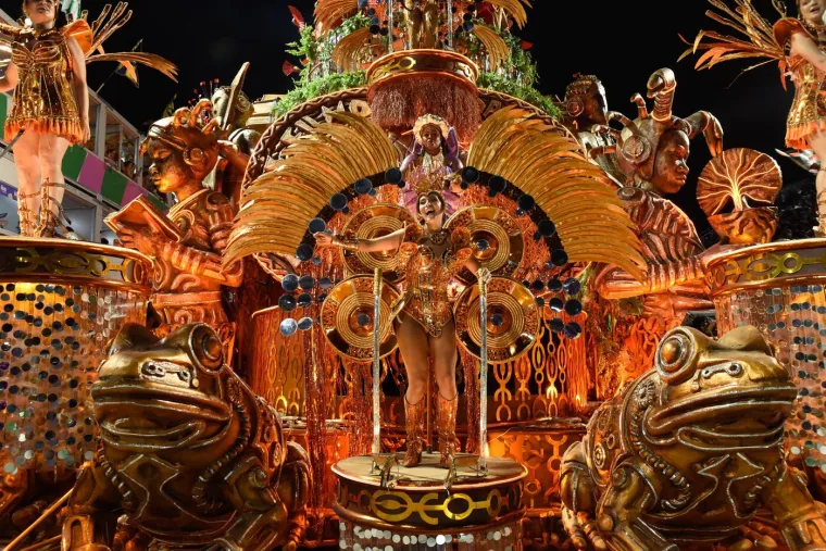 Samo za 'najhrabije'! &Scaron;areno perje prekrilo je sve osim zanosnih oblina najljep&scaron;ih Brazilki