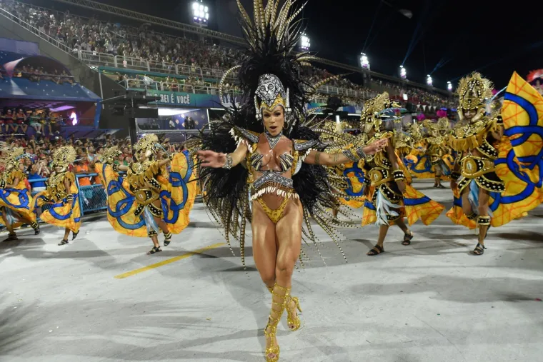 Samo za 'najhrabije'! &Scaron;areno perje prekrilo je sve osim zanosnih oblina najljep&scaron;ih Brazilki