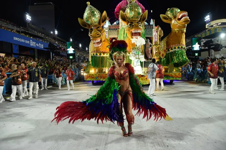 Samo za 'najhrabije'! &Scaron;areno perje prekrilo je sve osim zanosnih oblina najljep&scaron;ih Brazilki