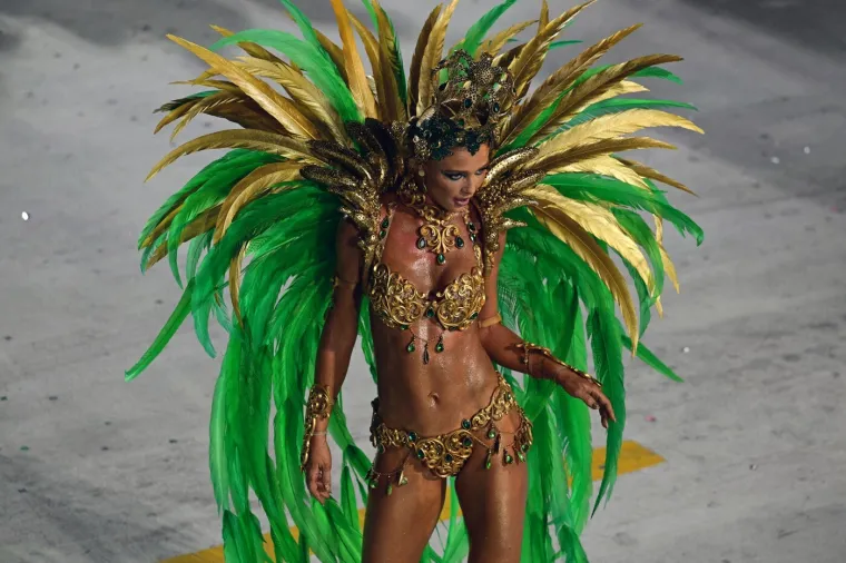 Samo za 'najhrabije'! &Scaron;areno perje prekrilo je sve osim zanosnih oblina najljep&scaron;ih Brazilki