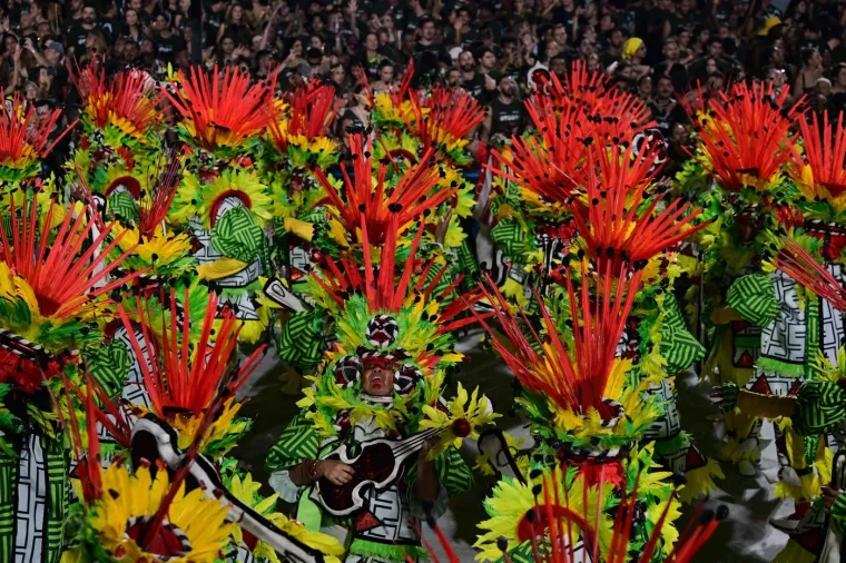 Samo za 'najhrabije'! &Scaron;areno perje prekrilo je sve osim zanosnih oblina najljep&scaron;ih Brazilki