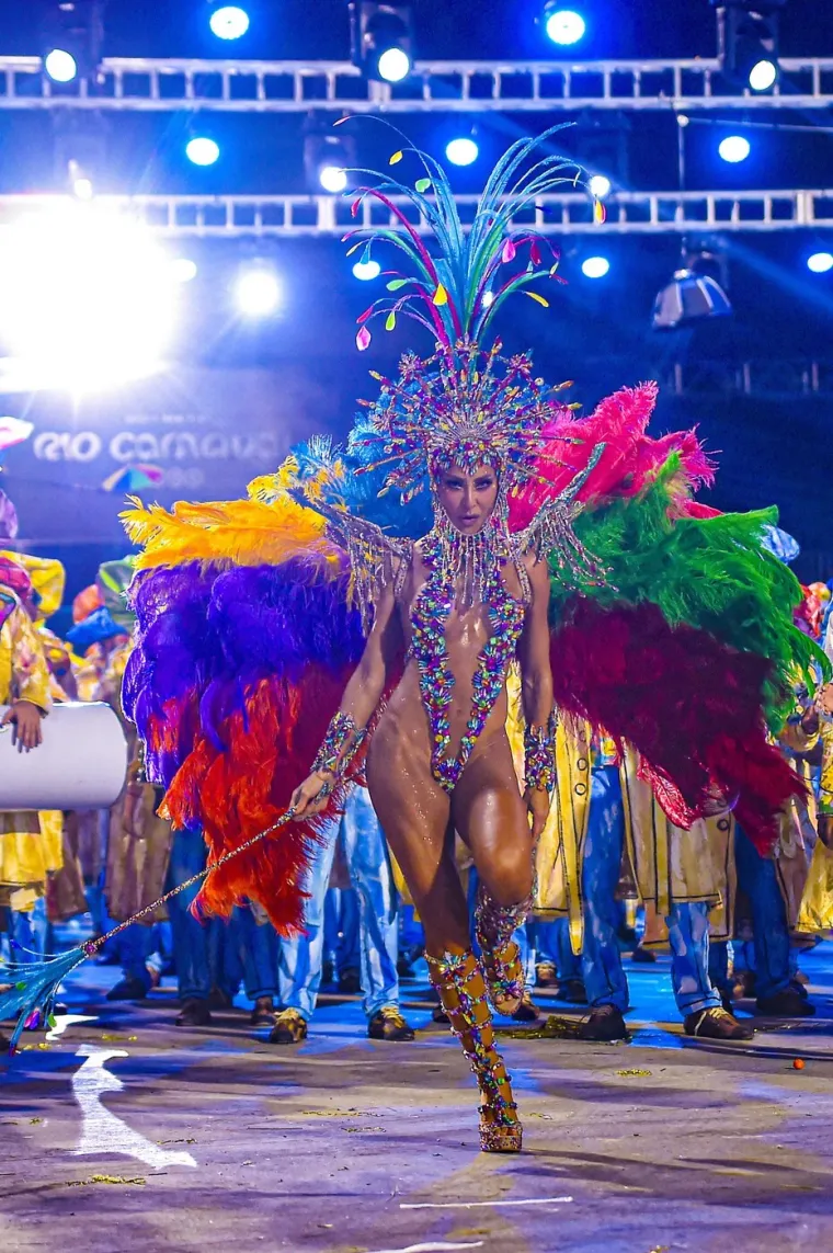 Samo za 'najhrabije'! &Scaron;areno perje prekrilo je sve osim zanosnih oblina najljep&scaron;ih Brazilki