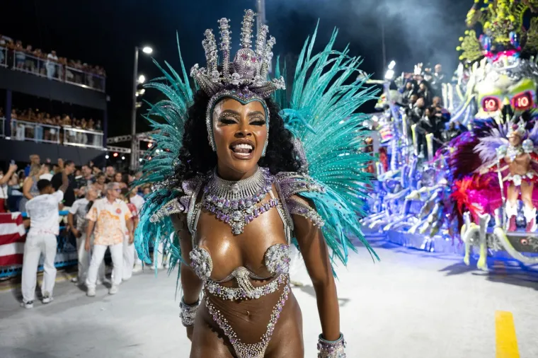 Samo za 'najhrabije'! &Scaron;areno perje prekrilo je sve osim zanosnih oblina najljep&scaron;ih Brazilki