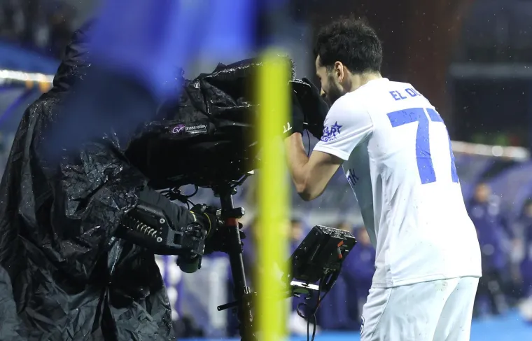 Dok je Dinamo igrao ključnu utakmicu, jedan navijač privukao pažnju na ki&scaron;nom Maksimiru