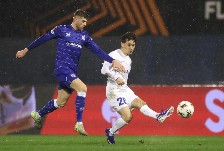 Dok je Dinamo igrao ključnu utakmicu, jedan navijač privukao pažnju na ki&scaron;nom Maksimiru