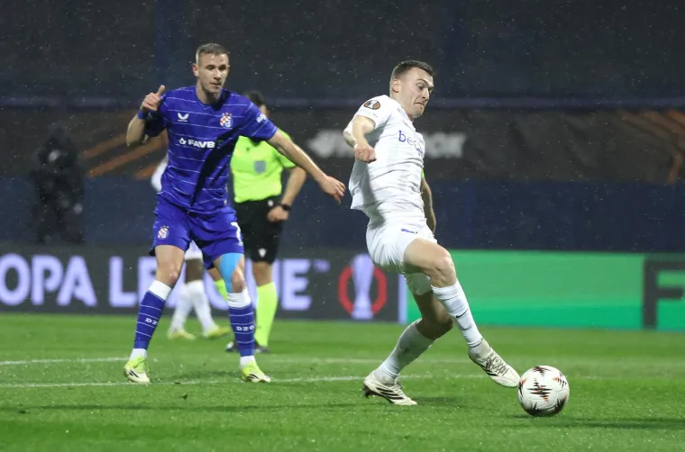 Dok je Dinamo igrao ključnu utakmicu, jedan navijač privukao pažnju na ki&scaron;nom Maksimiru