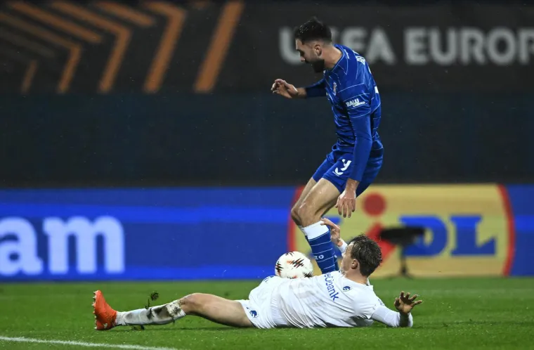 Dok je Dinamo igrao ključnu utakmicu, jedan navijač privukao pažnju na ki&scaron;nom Maksimiru