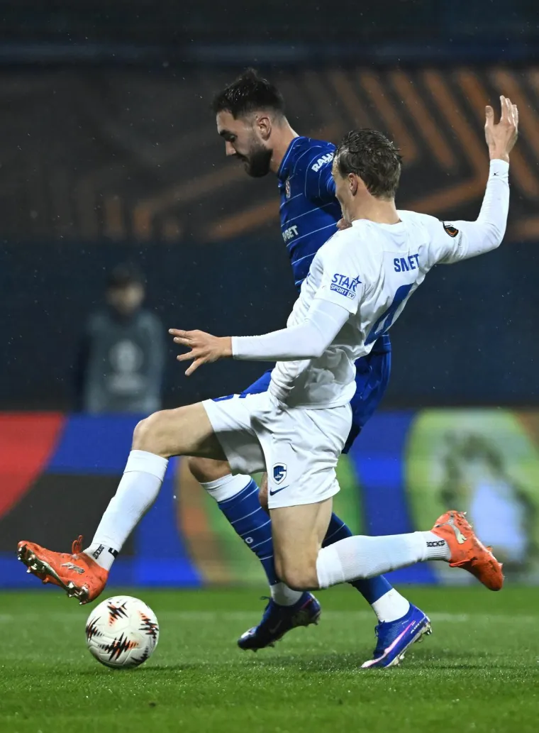 Dok je Dinamo igrao ključnu utakmicu, jedan navijač privukao pažnju na ki&scaron;nom Maksimiru