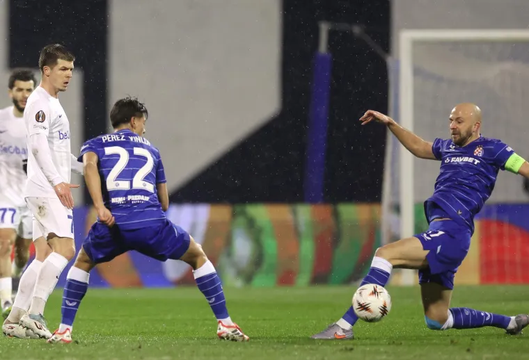 Dok je Dinamo igrao ključnu utakmicu, jedan navijač privukao pažnju na ki&scaron;nom Maksimiru