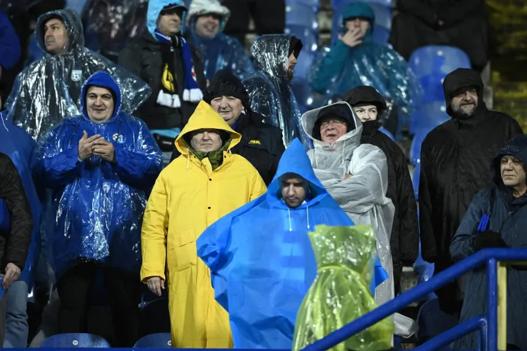 Dok je Dinamo igrao ključnu utakmicu, jedan navijač privukao pažnju na ki&scaron;nom Maksimiru