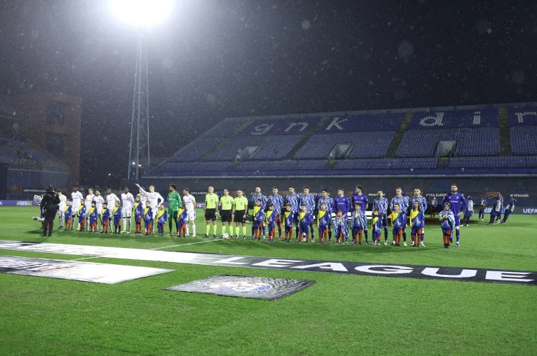 Dok je Dinamo igrao ključnu utakmicu, jedan navijač privukao pažnju na ki&scaron;nom Maksimiru