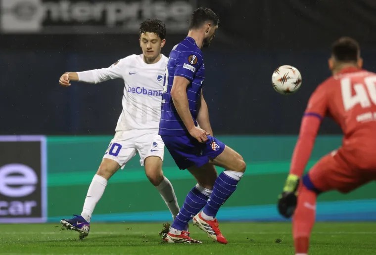 Dok je Dinamo igrao ključnu utakmicu, jedan navijač privukao pažnju na ki&scaron;nom Maksimiru