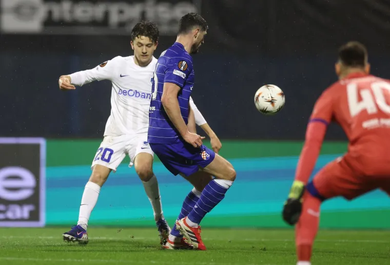 Dok je Dinamo igrao ključnu utakmicu, jedan navijač privukao pažnju na ki&scaron;nom Maksimiru