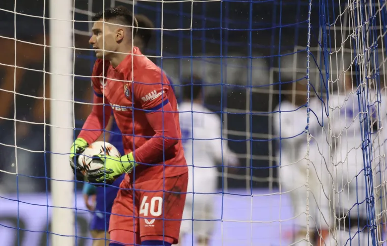 Dok je Dinamo igrao ključnu utakmicu, jedan navijač privukao pažnju na ki&scaron;nom Maksimiru