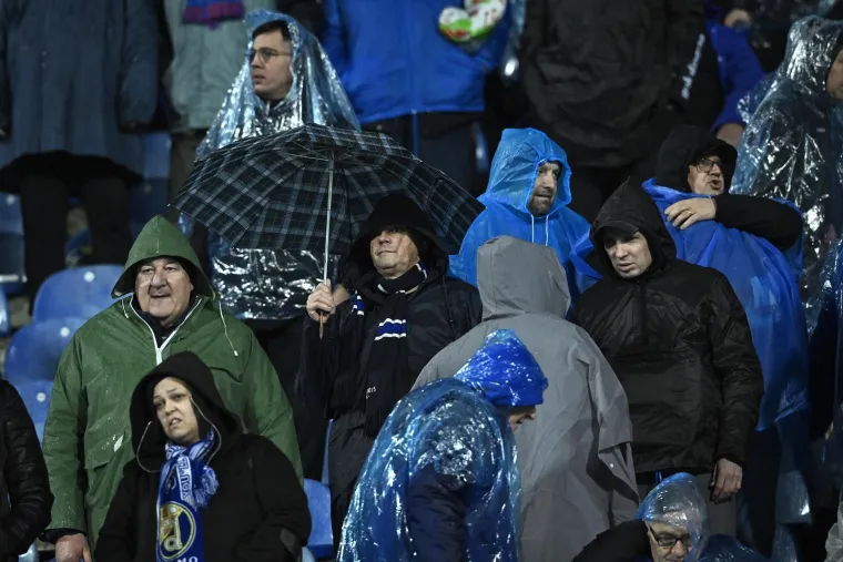 Dok je Dinamo igrao ključnu utakmicu, jedan navijač privukao pažnju na ki&scaron;nom Maksimiru