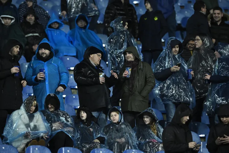 Dok je Dinamo igrao ključnu utakmicu, jedan navijač privukao pažnju na ki&scaron;nom Maksimiru